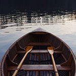 手漕ぎボートから散骨する