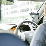 自家用車で遺体を搬送する