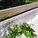 遺体を棺に納める